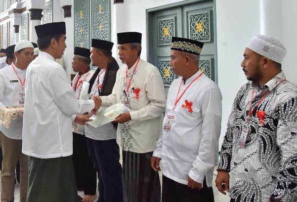 Jokowi berikan sertifikat wakaf di Serambi Mekkah