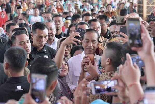 Di antara para pendamping dana desa di Makassar, Jokowi sebut belum pernah dalam sejarah pembangunan desa soal anggaran seperti sekarang