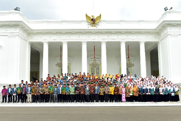 Jokowi foto bersama ikatan pelajar nahdlatul ulama dan pelajar NU IPPNU