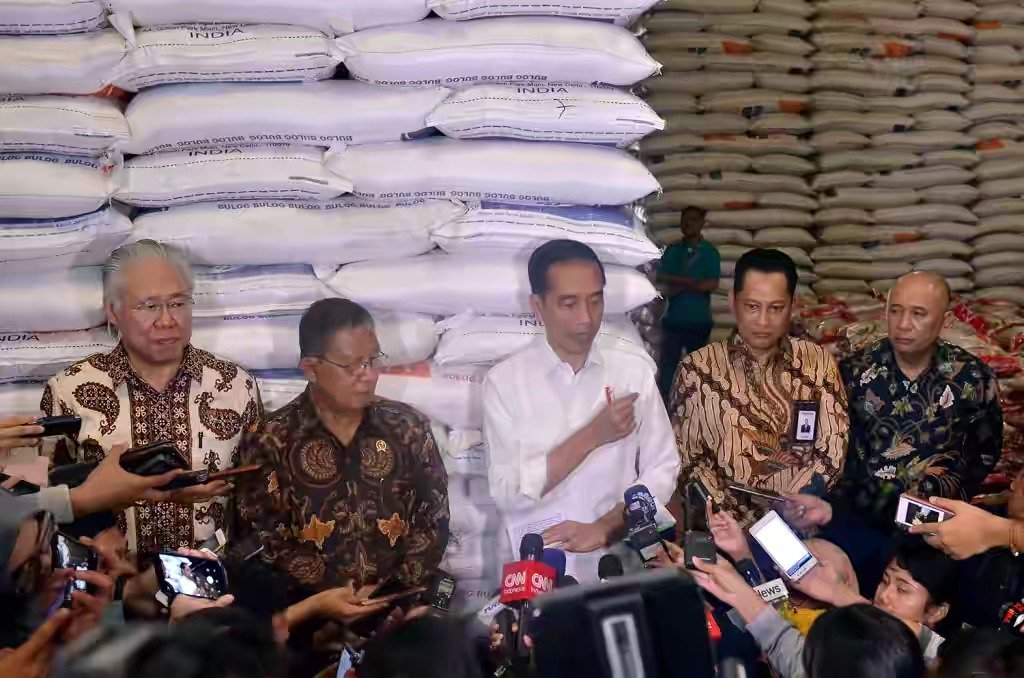 Jokowi tinjau beras bulog, stok banyak