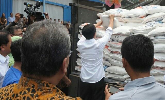 jokowi dilarang kunjungi pasar beras di cipinang