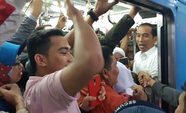 Jokowi Naik Commuterline