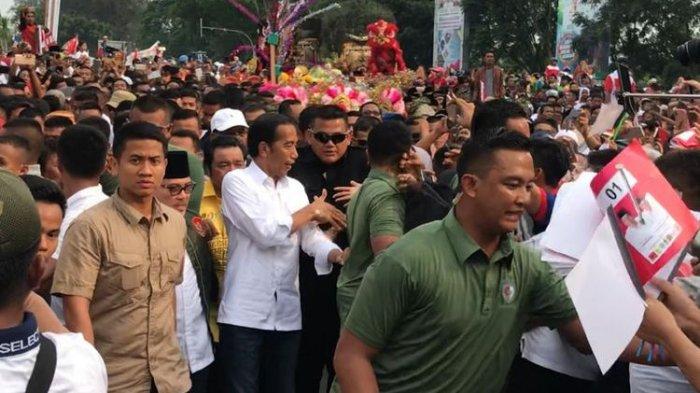 Jokowi Berjalan Kaki