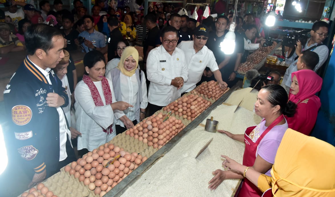 Di dalam pasar, Presiden dan Ibu Iriana membeli telur, kacang hijau, kacang tanah, dan tomat. 