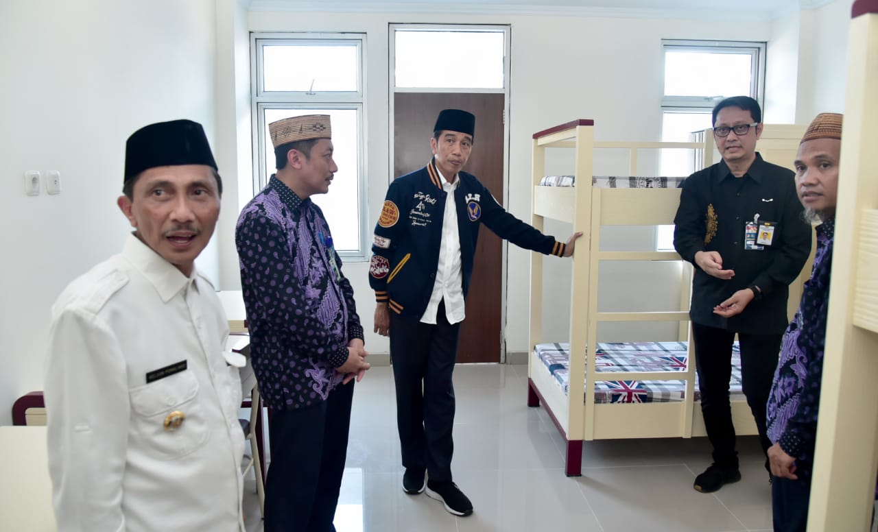 Presiden Jokowi meninjau kondisi Rusunawa 