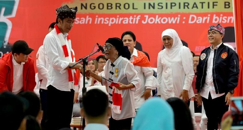slendang rajutan untuk Jokowi di banyuwangi