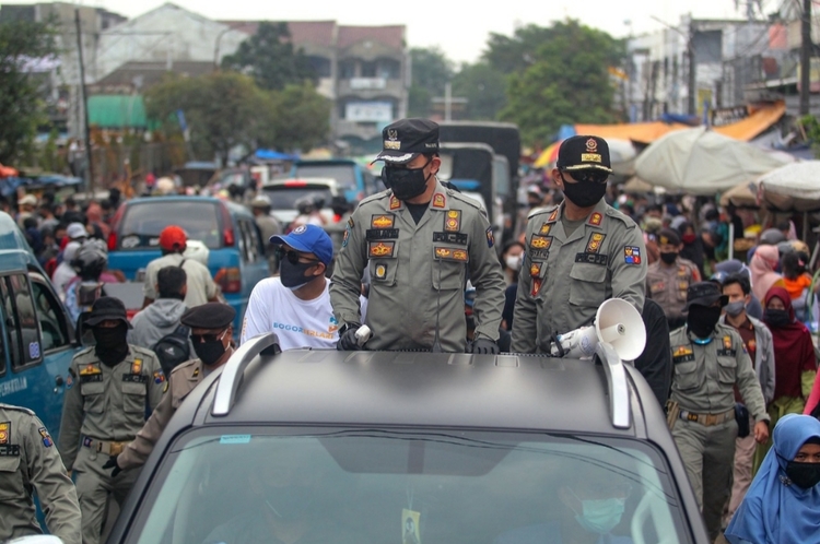 Wali Kota Bogor Bima Arya bubarkan pedagang dan warga yang padati Pasar Anyar saat PSBB