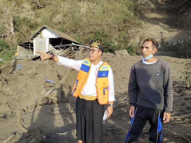 Gus Adhi Berikan Bantuan Korban Tanah Longsor di Desa Trunyan