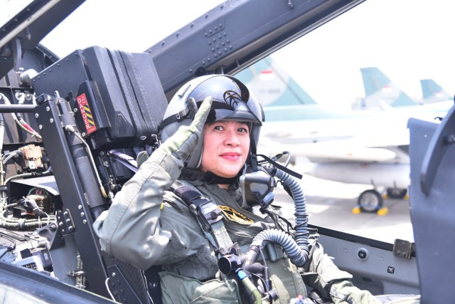 Puan Jajal Jet Tempur dan Raih Wing Penerbang pada Momen HUT ke-76 TNI