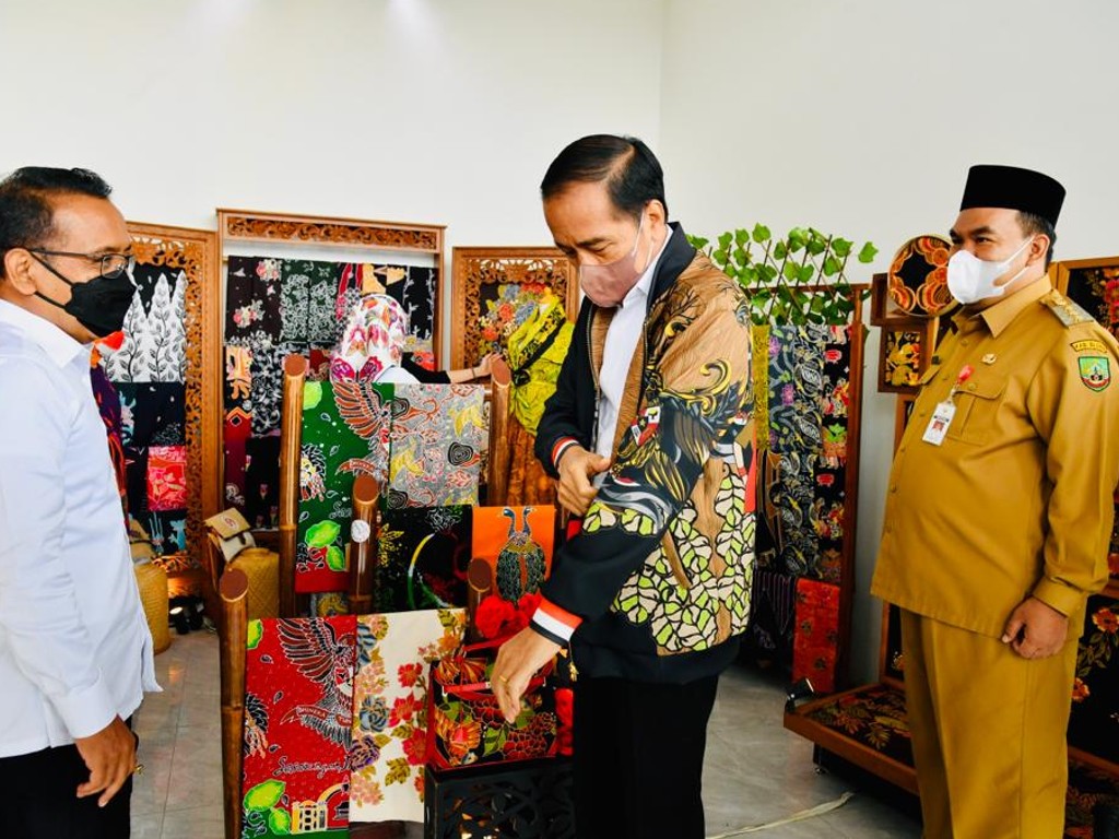 Jokowi beli jaket