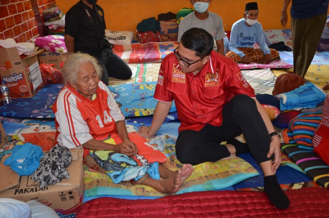 Komisi III Salurkan 765 Paket Bantuan Untuk Korban Erupsi Semeru