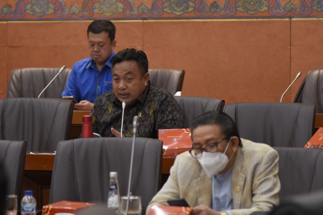 Anggota DPR Soroti Pilot yang Menjabat Direksi Garuda Indonesia