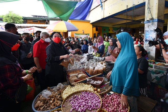Puan Maharani Tinjau Harga Bahan Pangan di Pasar Mataram