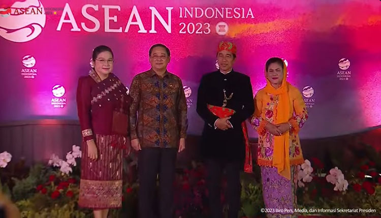 Gala dinner held at the 43rd ASEAN Summit, President Jokowi and Mrs. Iriana dressed in traditional Betawi clothing