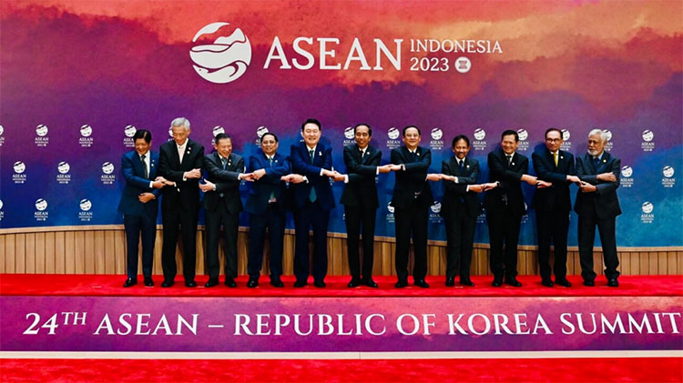 Chairing the 24th ASEAN-South Korea Summit, President Jokowi discusses energy transition and digital transformation