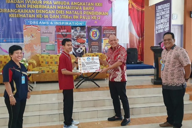 Serahkan Bantuan Beasiswa KIP, Matindas Harap Mahasiswa Bisa Berprestasi