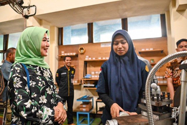 Dewi Coryati Apresiasi Minat Siswi Jurusan Permesinan di SMK 2 Surakarta