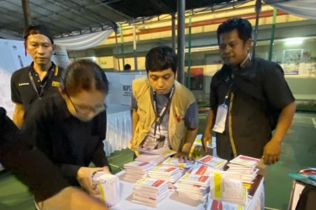 Jaga Suara Rakyat, Penyelenggara Pemilu di TPS Rela ‘Berperang’ Lawan Rasa Kantuk