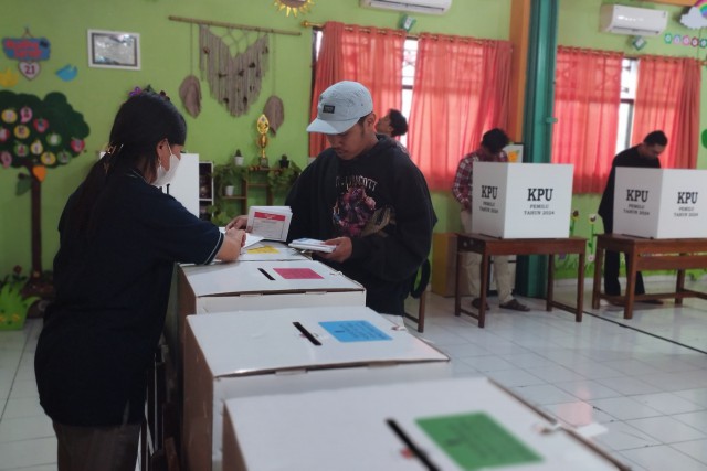 Rayakan Hari Kasih Sayang di TPS, Pemuda Kota Solo Sampaikan Harapan Pemilu 2024