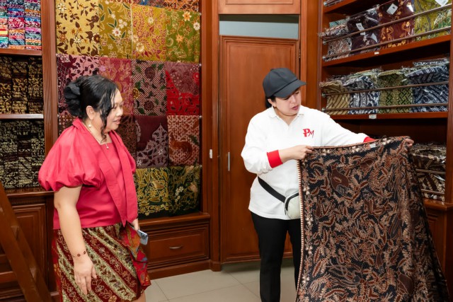 Tinjau Galeri Batik Bersejarah di Banyumas, Puan Dorong Regenerasi Pembatik